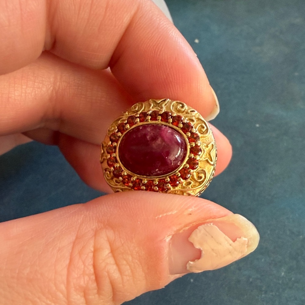 Elegant Gold and Red Gemstone Ring
